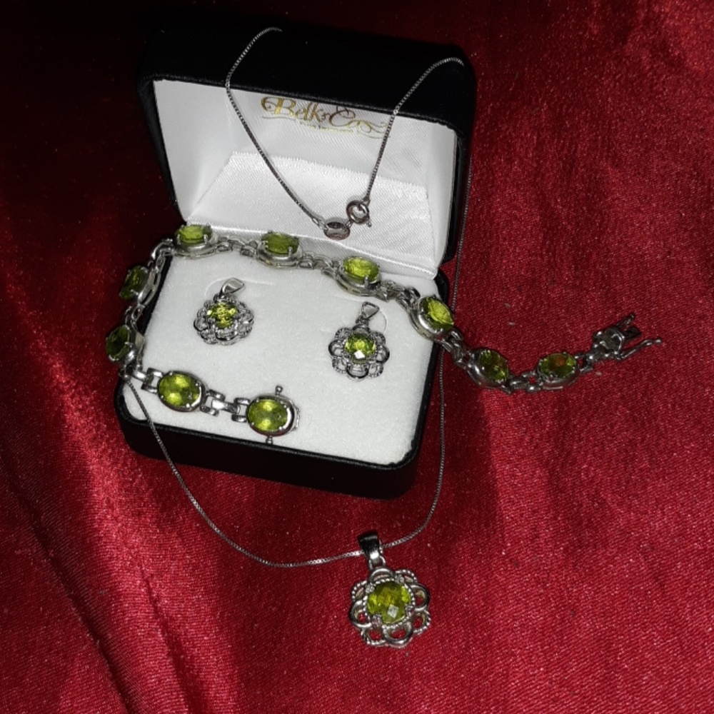 Emerald stone silver set